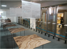 展示会の設営は学生とともに手がけた。2011年度から、学生向けの講義にも3Dプリンタが使われるようになった。「形にこだわった設計ができるかもしれない」と学生たちの期待も高まっている。