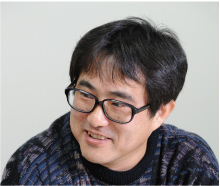藁間 直弘 氏