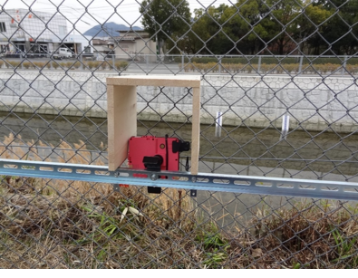 「対岸の量水標を省電力無線カメラで撮影」