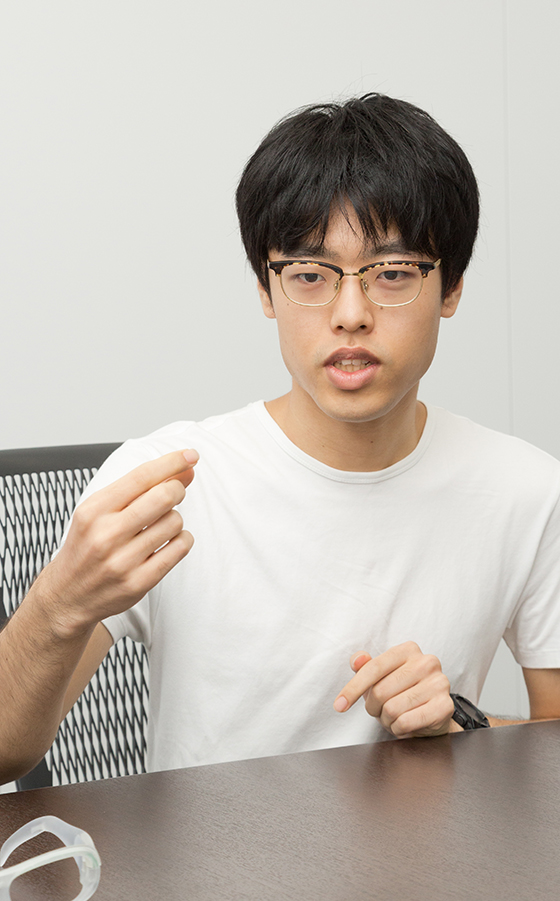 野崎 悦 氏
