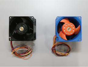完成した製品（左）と3Dプリンターで製作した試作品（右）