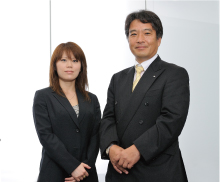 NTTコムウェア （右）尾西 弘之 氏（左）本川 栄子 氏